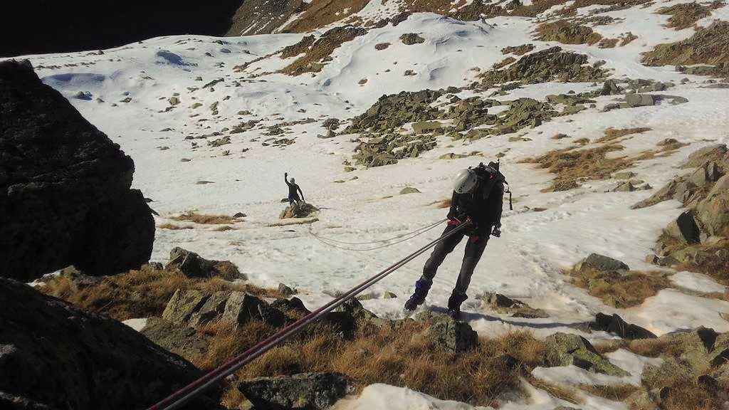 CURSO DE ALPINISMO PUENTE DE DICIEMBRE Durante el puente de Diciembre, vamos a hacer un curso de iniciación al alpinismo en la Vall de Boi, en el pirineo de Lérida (Cataluña). Los obetivos son aprender los conocimientos técnicos y del entorno de la montaña invernal para realizar actividades de alpinismo, de baja dificultad, de forma autónoma y con seguridad,  con algunos tramos difíciles que requieran el uso de la cuerda, tanto para subir escalando como para bajar rapelando. En el curso haremos diferentes talleres de anclajes y reuniones, escalaremos en hielo y haremos una cresta invernal.