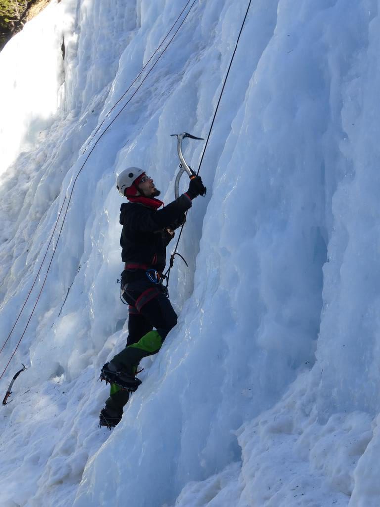 CURSO DE ALPINISMO PUENTE DE DICIEMBRE Durante el puente de Diciembre, vamos a hacer un curso de iniciación al alpinismo en la Vall de Boi, en el pirineo de Lérida (Cataluña). Los obetivos son aprender los conocimientos técnicos y del entorno de la montaña invernal para realizar actividades de alpinismo, de baja dificultad, de forma autónoma y con seguridad,  con algunos tramos difíciles que requieran el uso de la cuerda, tanto para subir escalando como para bajar rapelando. En el curso haremos diferentes talleres de anclajes y reuniones, escalaremos en hielo y haremos una cresta invernal.