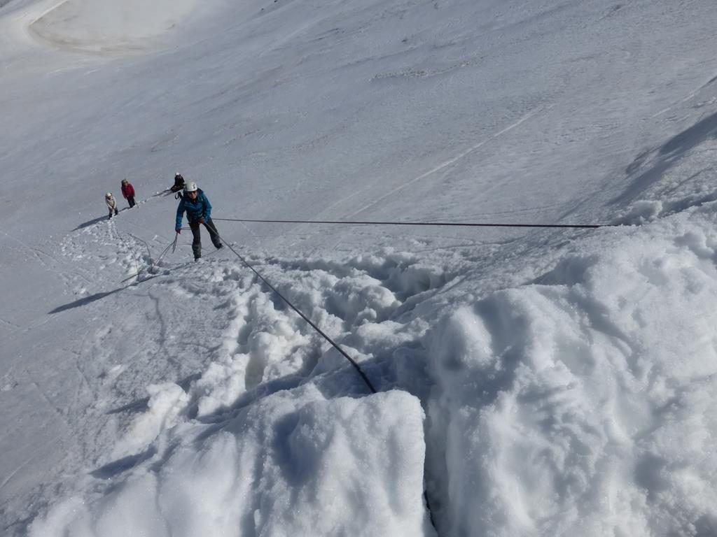 CURSO DE ALPINISMO PUENTE DE DICIEMBRE Durante el puente de Diciembre, vamos a hacer un curso de iniciación al alpinismo en la Vall de Boi, en el pirineo de Lérida (Cataluña). Los obetivos son aprender los conocimientos técnicos y del entorno de la montaña invernal para realizar actividades de alpinismo, de baja dificultad, de forma autónoma y con seguridad,  con algunos tramos difíciles que requieran el uso de la cuerda, tanto para subir escalando como para bajar rapelando. En el curso haremos diferentes talleres de anclajes y reuniones, escalaremos en hielo y haremos una cresta invernal.